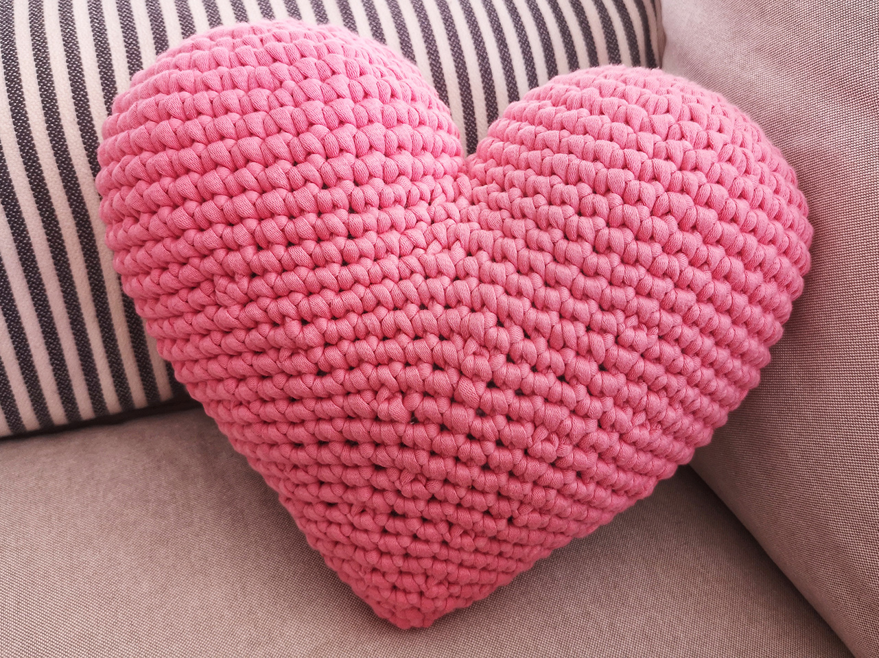 Плетена възглавничка-сърце на една кука